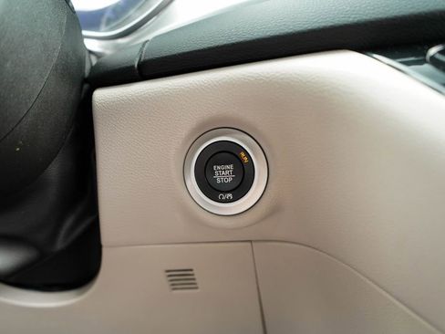 Used 2024 Chrysler Pacifica Touring-L FWD image 25
