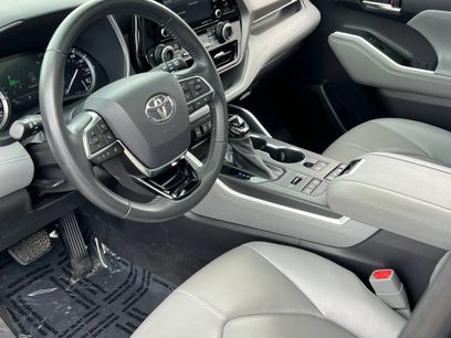 Used 2021 Toyota Highlander XLE