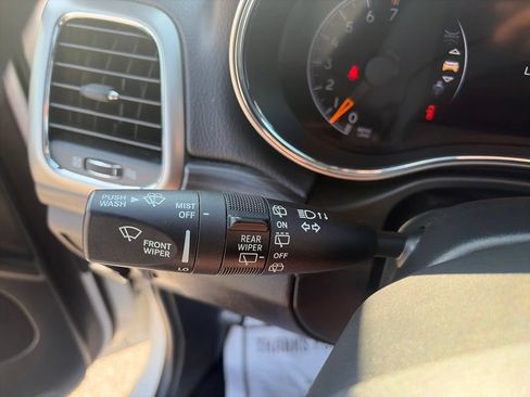 Used 2020 Jeep Grand Cherokee Laredo AWD/4WD image 33
