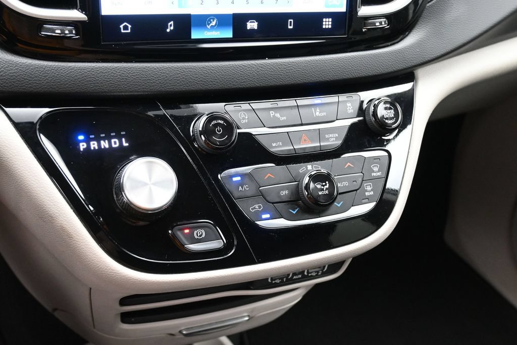 Used 2024 Chrysler Pacifica Touring-L FWD image 18
