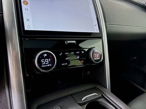 Used 2024 Land Rover Discovery Dynamic SE image 18