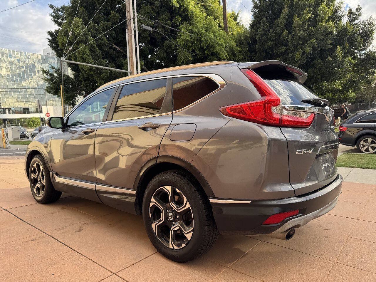Used 2019 Honda CR-V Touring image 3