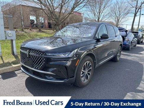 Used 2024 Lincoln Nautilus Premier image 3