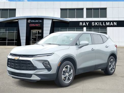 Used 2025 Chevrolet Blazer LT FWD image 2