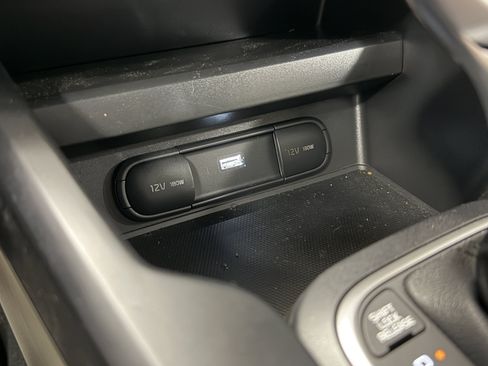 Used 2025 Kia Soul LX w/ LX Technology Package FWD image 11