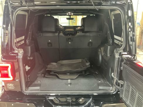 Used 2023 Jeep Wrangler Unlimited Sahara image 23