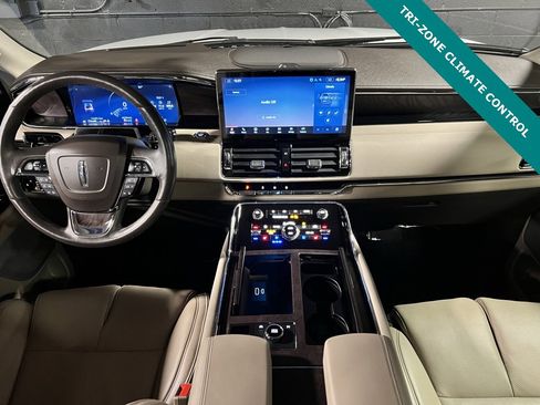Used 2024 Lincoln Navigator Reserve image 2