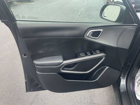 Used 2025 Kia Soul LX w/ LX Technology Package FWD image 14