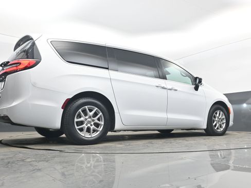 Used 2025 Chrysler Pacifica Select image 24