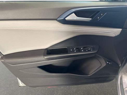 Certified 2024 Volkswagen Taos SE image 18