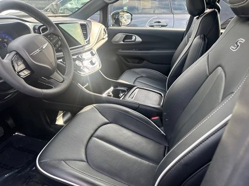 Used 2025 Chrysler Pacifica Limited FWD image 3