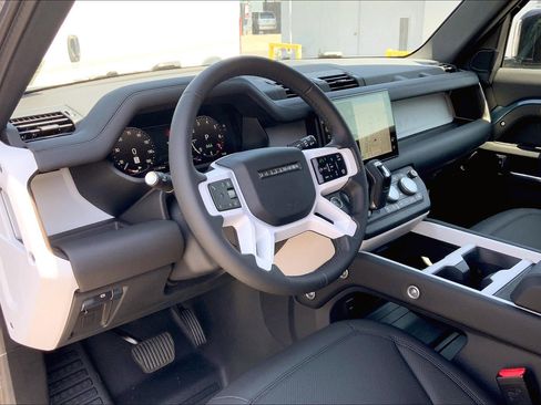 New 2025 Land Rover Defender 110 S image 9