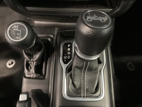 Used 2018 Jeep Wrangler Unlimited Sahara w/ Uconnect 4C Nav & Sound Group image 16