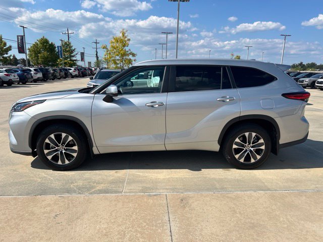 Used 2023 Toyota Highlander XLE FWD image 4