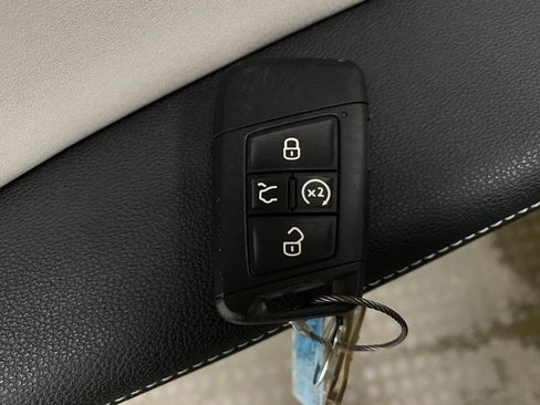 Used 2025 Volkswagen Taos SE AWD/4WD image 29