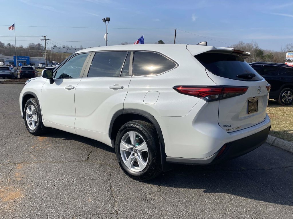 Used 2023 Toyota Highlander LE AWD/4WD image 3