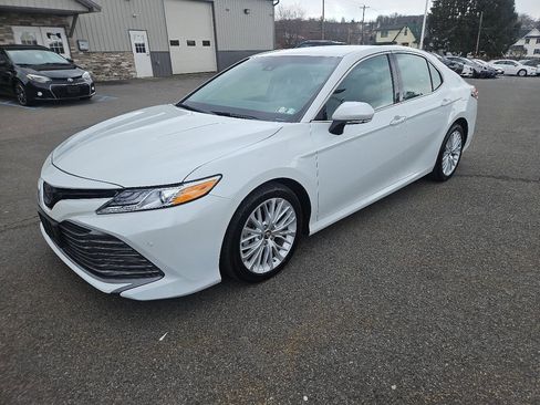 Used 2018 Toyota Camry XLE image 7