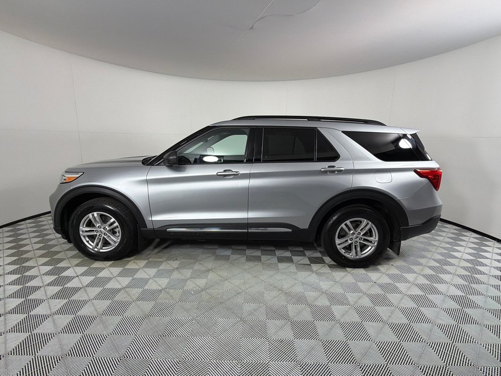 Used 2023 Ford Explorer XLT w/ Equipment Group 202A AWD/4WD image 4