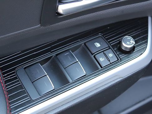 Used 2025 Toyota Sienna XSE image 17