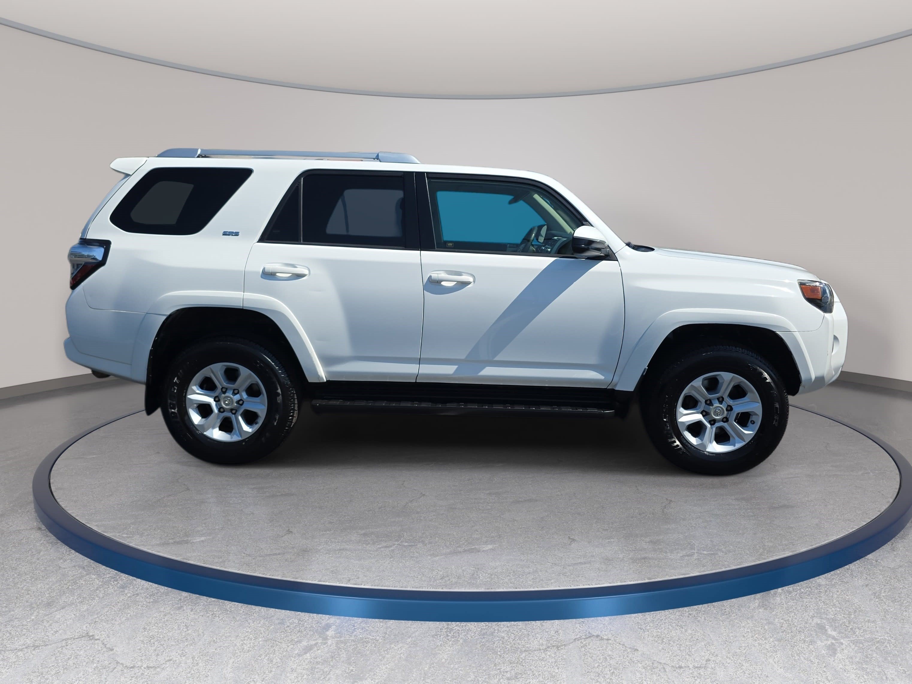 Used 2017 Toyota 4Runner SR5 AWD/4WD image 4