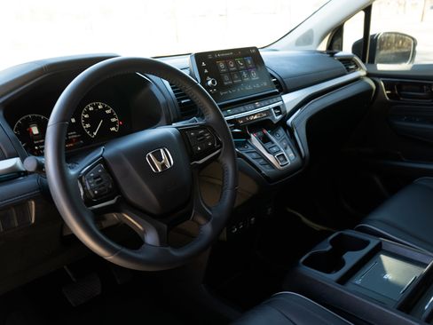 Used 2025 Honda Odyssey Touring image 16