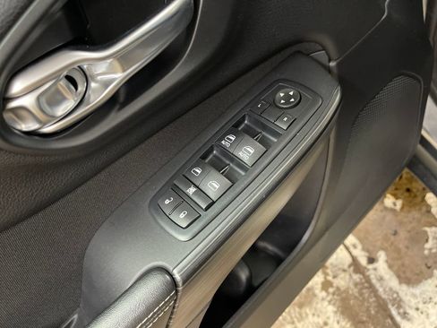 Used 2017 Jeep Cherokee Latitude w/ Cold Weather Group AWD/4WD image 16