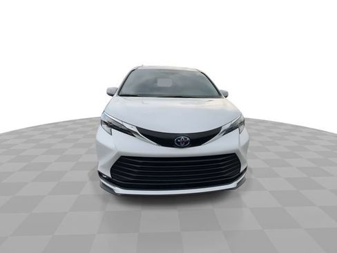 Used 2025 Toyota Sienna XLE AWD/4WD image 3