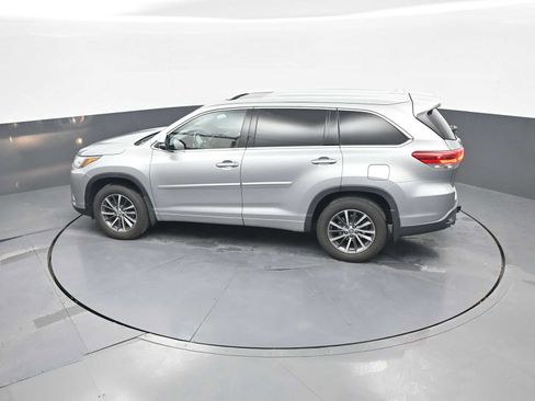 Used 2017 Toyota Highlander XLE AWD/4WD image 34