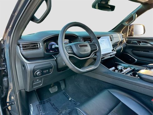 Used 2023 Jeep Wagoneer 4WD image 9