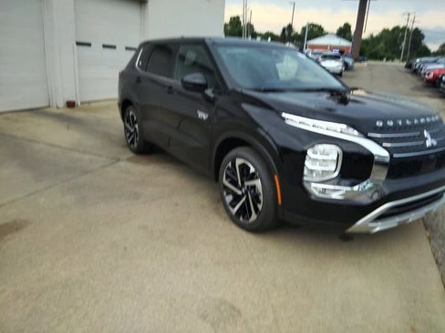 Used 2025 Mitsubishi Outlander SE image 3