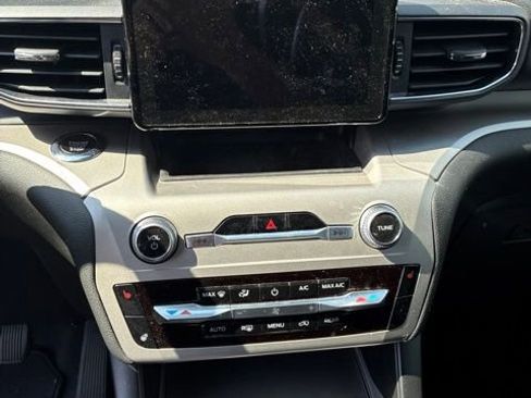 Used 2022 Ford Explorer XLT w/ Equipment Group 202A AWD/4WD image 12
