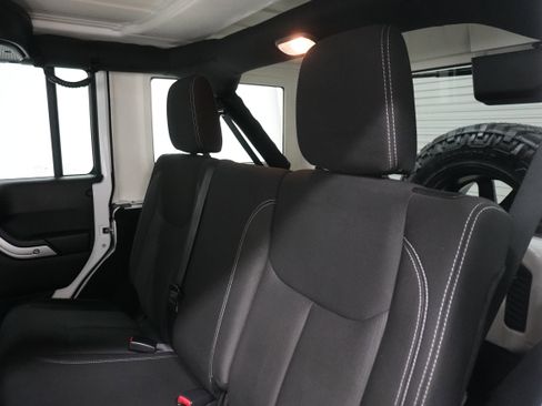 Used 2015 Jeep Wrangler Unlimited Sahara w/ Connectivity Group image 14