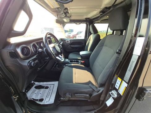 Used 2020 Jeep Gladiator Sport w/ Technology Group AWD/4WD image 9