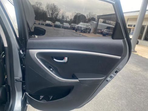 Used 2017 Hyundai Elantra GT image 17