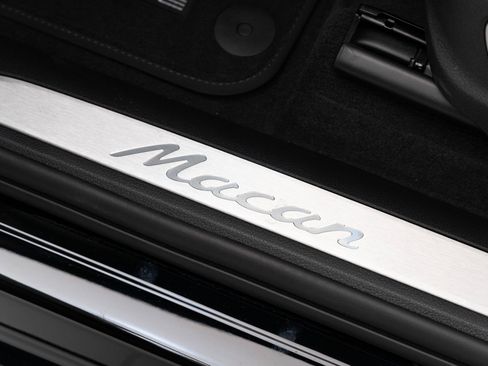 Certified 2025 Porsche Macan AWD/4WD image 14