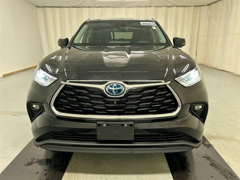 Used 2023 Toyota Highlander Limited image 3