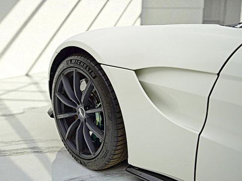 Used 2019 Aston Martin V8 Vantage Coupe image 15