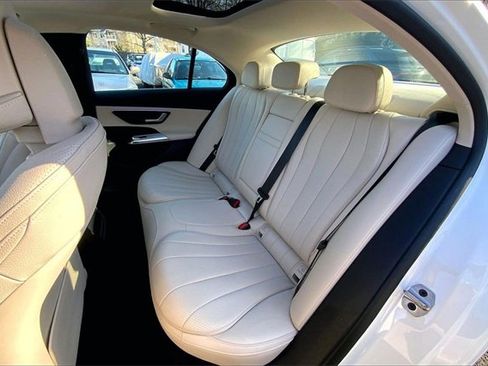 Used 2025 Mercedes-Benz E 350 4MATIC Sedan image 17