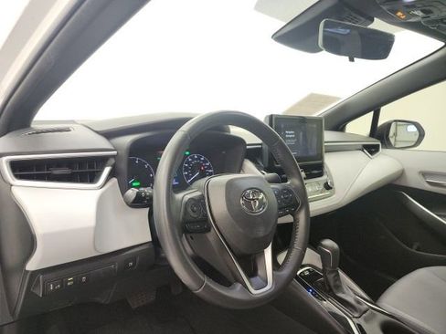 Used 2023 Toyota Corolla SE w/ SE Package image 12