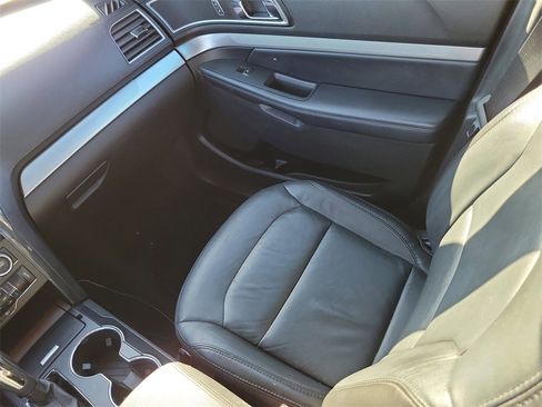 Used 2017 Ford Explorer XLT w/ Equipment Group 202A image 18
