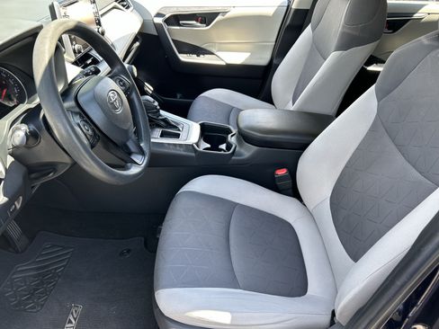Used 2019 Toyota RAV4 XLE w/ Convenience Package FWD image 17