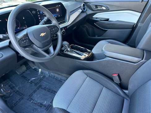 Used 2025 Chevrolet Trax LT FWD image 9
