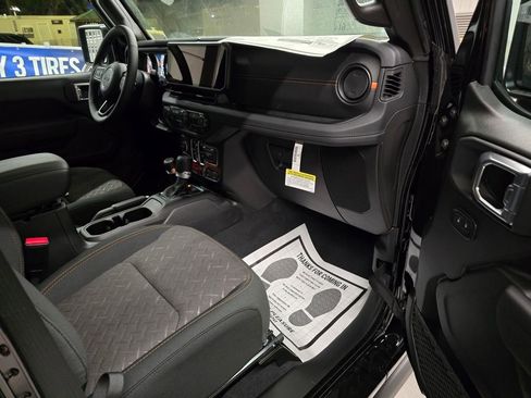 New 2025 Jeep Gladiator Mojave w/ Convenience Group image 33