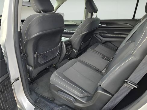 Used 2023 Jeep Grand Cherokee L Laredo image 16