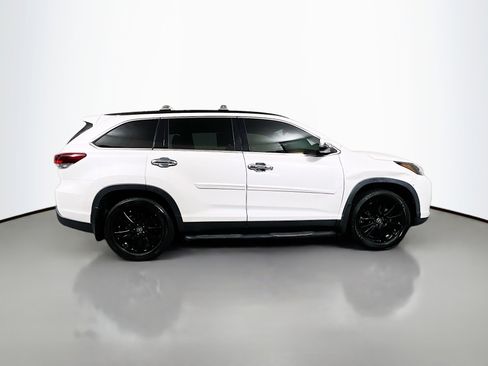 Used 2019 Toyota Highlander SE image 3