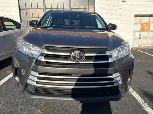 Used 2018 Toyota Highlander XLE AWD/4WD image 12