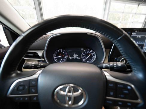 Used 2021 Toyota Highlander XLE AWD/4WD image 15