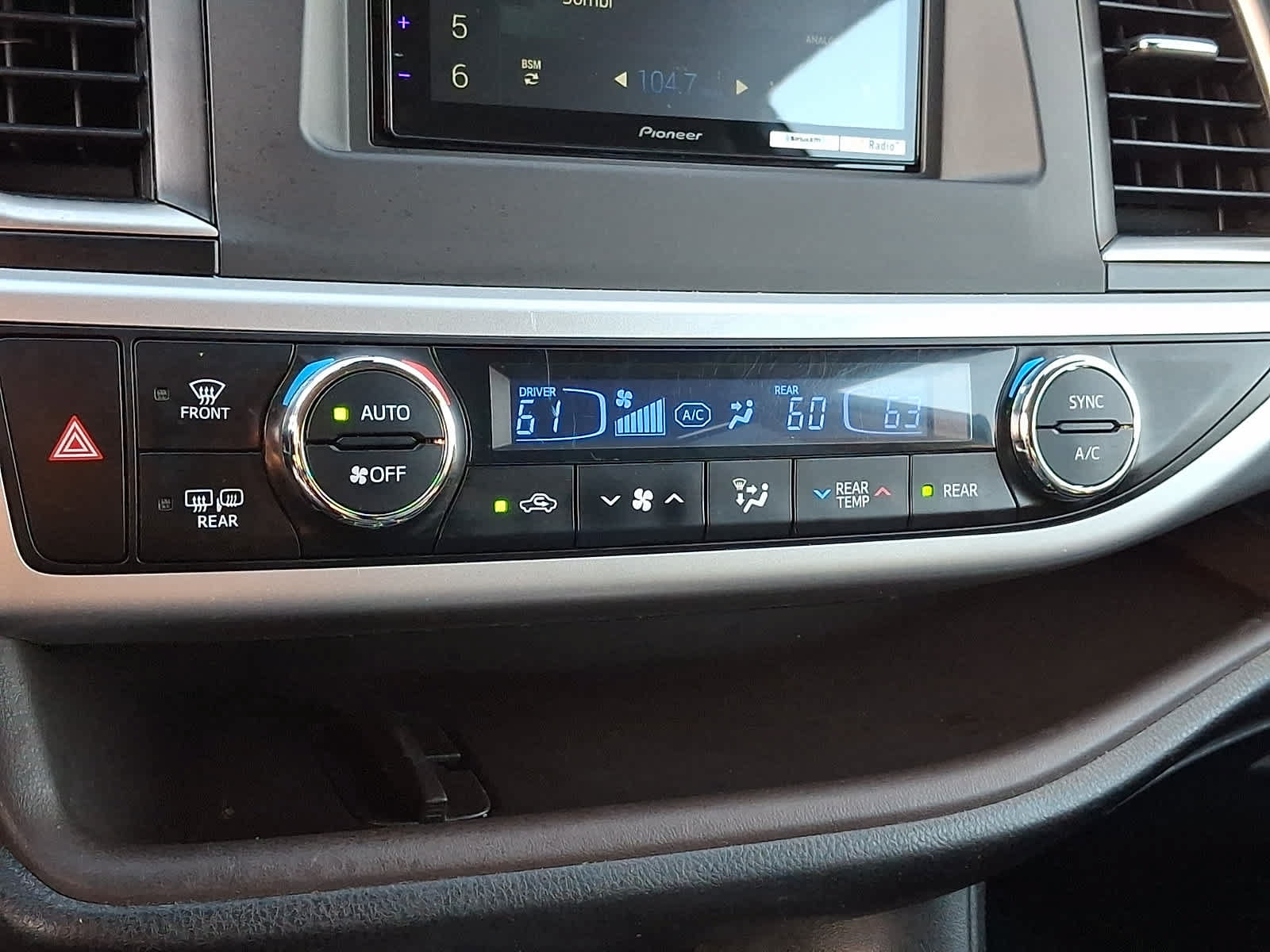 Used 2018 Toyota Highlander XLE AWD/4WD image 19
