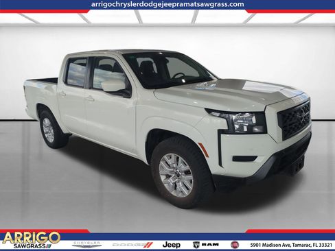 Used 2023 Nissan Frontier SV image 1