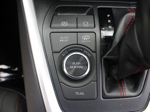 Used 2022 Toyota RAV4 SE w/ Weather & Moonroof Package AWD/4WD image 25